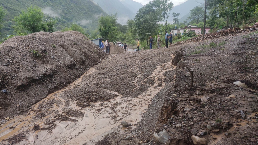 पहिरोले महाकाली राजमार्गको दार्चुला–गोकुलेश्वर सडक अवरुद्ध 